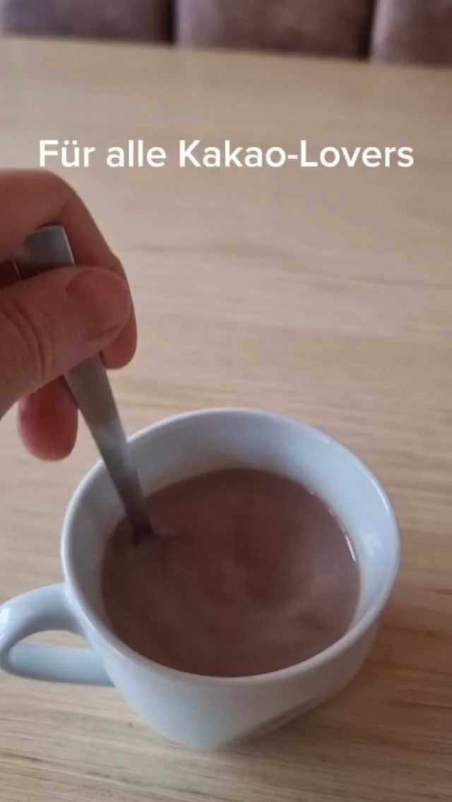🌿🍫 Gesunder Genuss – dein perfekter Kakao-Moment

Stell dir vor: Eine dampfende Tasse feinster Kakao, der Duft von gerösteten Kakaobohnen und eine leichte natürliche Süße – ganz ohne raffinierten Zucker. Mit dem Bio-Kakaopulver und dem sanften Dattelzucker wird dein Kakao nicht nur unwiderstehlich lecker, sondern auch richtig gesund.

💡 Warum diese Kombination?

Das Bio-Kakaopulver stammt aus nachhaltigem Anbau und überzeugt durch seinen intensiven Geschmack und die wertvollen Nährstoffe der Kakaobohne. Es ist reich an Antioxidantien, Magnesium und sorgt für echte Wohlfühlmomente. In Kombination mit dem Dattelzucker, der zu 100 % aus getrockneten Datteln gewonnen wird, erhältst du eine natürliche Süße – ganz ohne Industriezucker. Dazu kommen Ballaststoffe und Mineralien, die deinen Körper zusätzlich unterstützen.

☕️ Zubereitungstipp:

Einfach 1 Teelöffel Bio-Kakaopulver mit heißer (Pflanzen-)Milch aufgießen, 1 Teelöffel Dattelzucker hinzufügen, gut verrühren und genießen. Für das gewisse Extra: Eine Prise Zimt oder eine Messerspitze Vanille hinzufügen.

✨ Natürlicher Genuss – ohne Kompromisse

Gönn dir deine Auszeit mit gutem Gewissen und erlebe die perfekte Symbiose aus edlem Kakao und natürlicher Süße. Dein Körper wird es dir danken!

👉 Hast du es schon probiert?

#ernährung #hofladen #frühstück